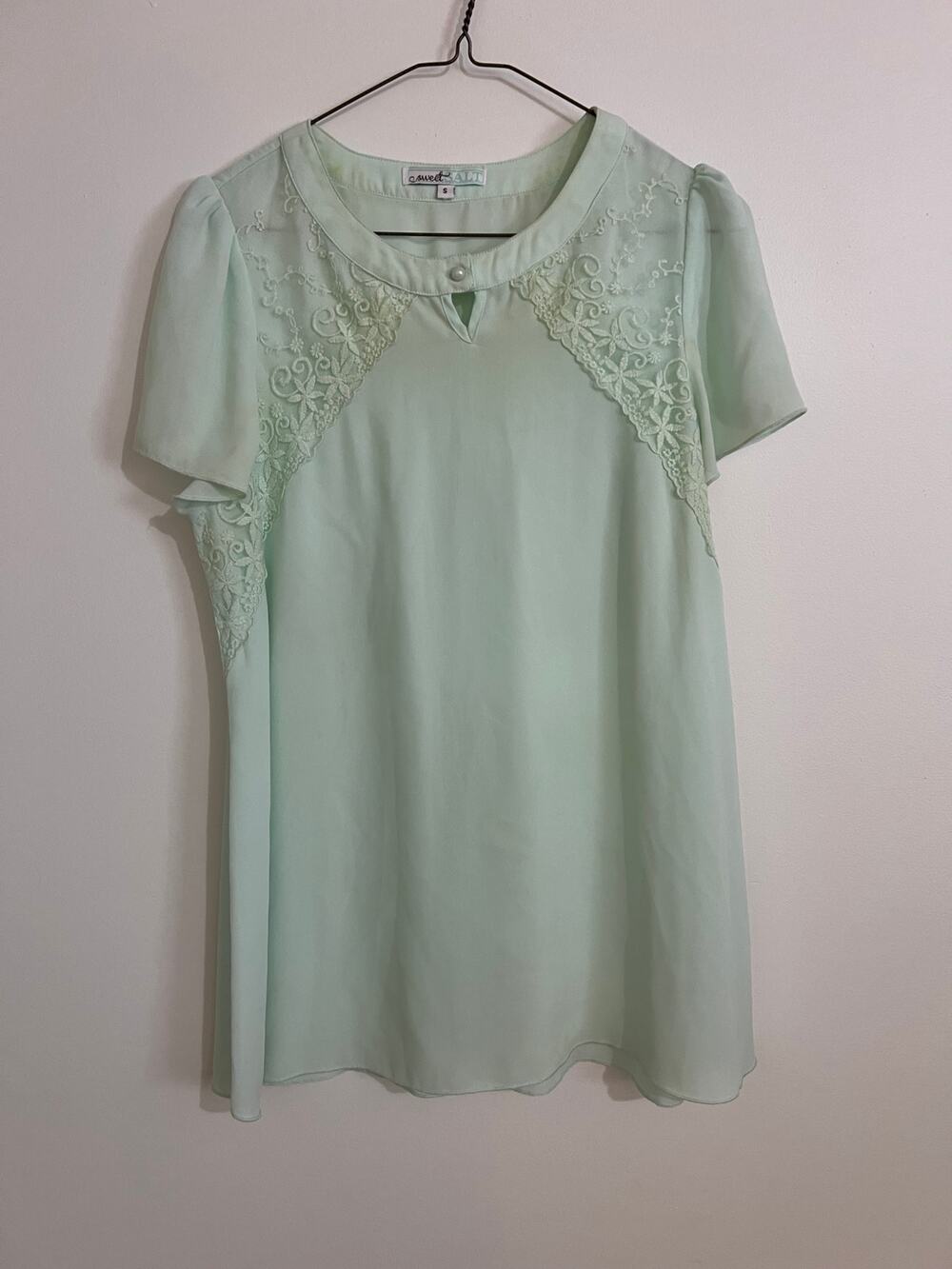 Sweet Salt Mint Green Lace Accent‎ Blouse Womens Small S Keyhole Flutter Sleeve